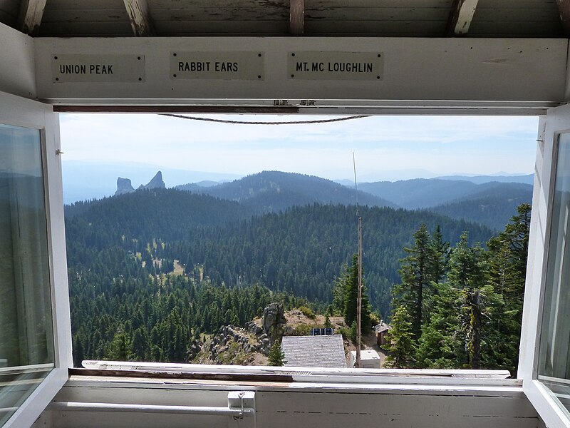 File:Hershberger Mountain Lookout south view - Rogue River NF Oregon.JPG