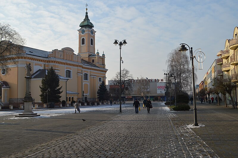 File:Hlavná ulica v Topoľčany a Farský kostol.JPG