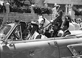 Hussein pääministeri Tawfiq Abul Hudan kanssa - Throne ceremony.jpg