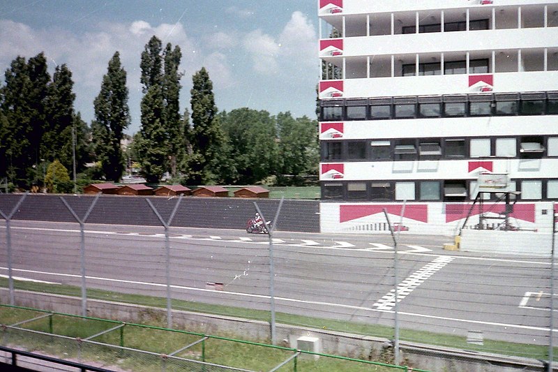 File:Imola Circuit, 1998 - Start-finish line and tower.jpg