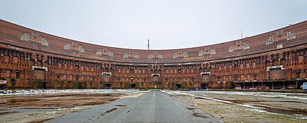 Innenhof-Kongresshalle-Reichsparteitaggelaende-2012.jpg