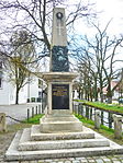 Kriegerdenkmal auf dem Kirchplatz (Ismaning)