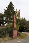 حیاط کلیسای کلیسای قدیمی پریش و بنای یادبود جیمز بروس از کینرد و ماری دونداس