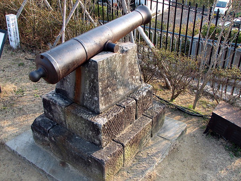 File:Japanese cannon Takashima School.JPG