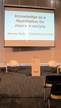 Jimmy Wales in Moscow 2016-09-14 03.jpg