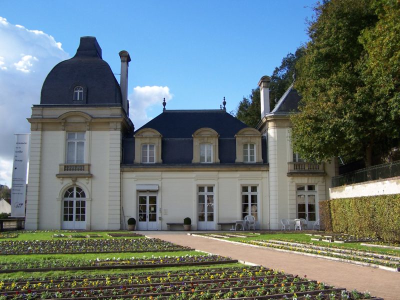 File:Jouy-en-Josas Château Églantine.jpg