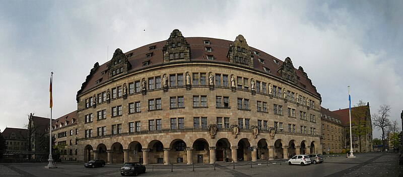 File:Justizpalast Südwestfassade Panorama 1.jpg