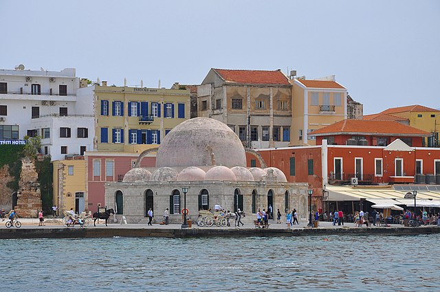 A Mesquita Küçük Hasan Paşa, conhecida como Mesquita dos Janízaros, no porto veneziano de Chania