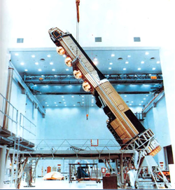 Egy KH–9 műhold összeszerelése a Lockheed üzemében