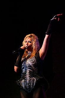 Kesha interprétant Tik Tok en 2011 dans le cadre de sa première tournée, Get Sleazy Tour.