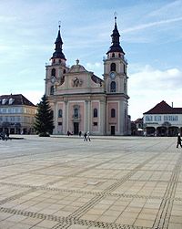 Evangelische Stadtkirche am Marktplatz. Evangelische und katholische Kirche stehen einander gegenüber.