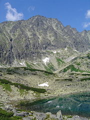 Bergwanden en puinhellingen boven het Batizovskémeer.
