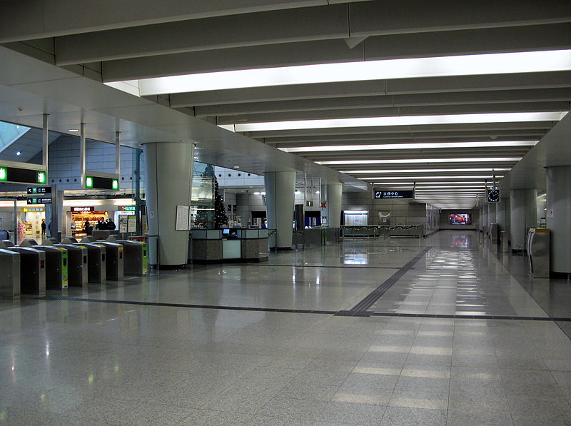 File:Kowloon Station Concourse 200912.jpg