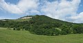 Čeština: Kubačka z dálnice D8. Česká republika. Deutsch: Der Kubatschkenberg (Kubačka) (543 m) an der Autobahn D8 bei Prackovice nad Labem im Böhmischen Mittelgebirge