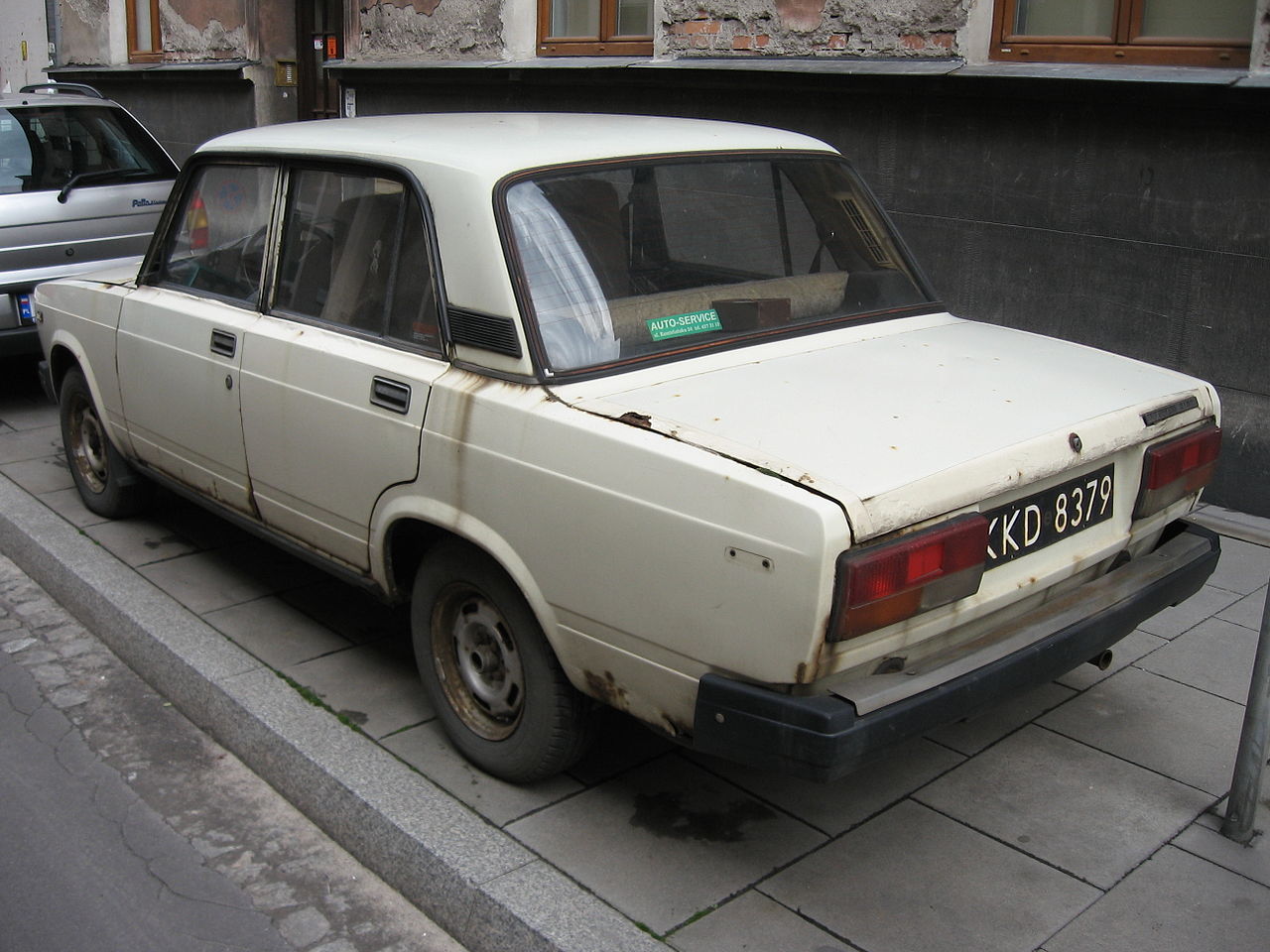 Image of Lada 2107 on Józefa Ignacego Kraszewskiego street in Kraków (2)