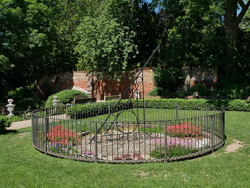 File:Large Sundial outside Lauderdale House, Highgate (01).jpg