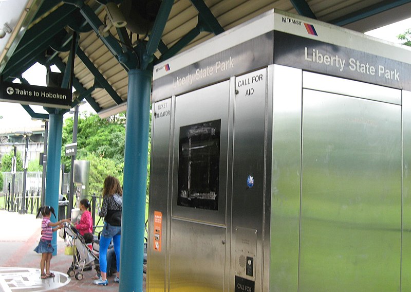 File:Liberty Park HBLR platform jeh.JPG