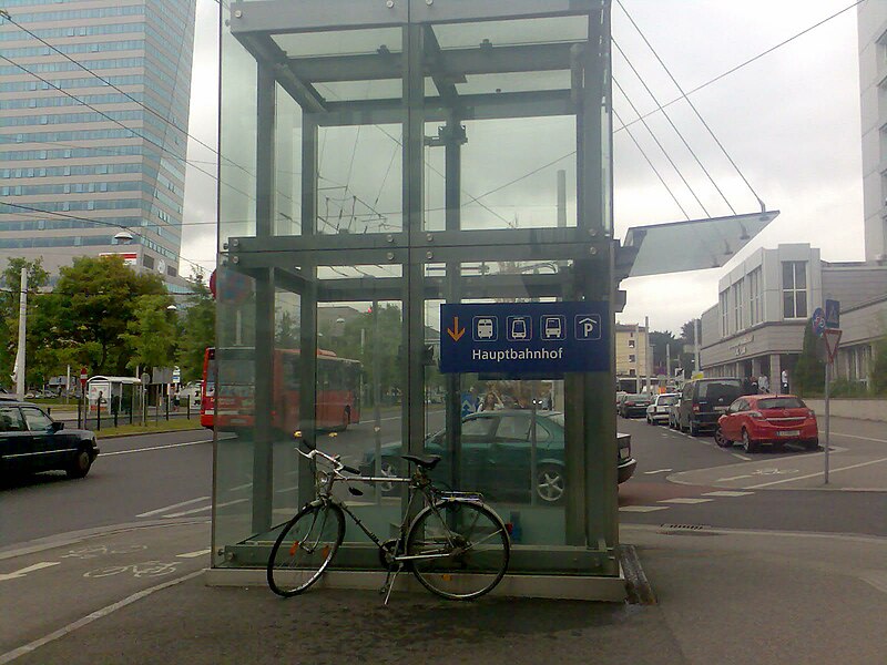 File:Linz Hauptbahnhof Lift K012 C.jpg
