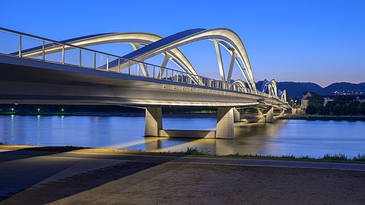 Die neue Eisenbahnbrücke in Linz a.d. Donau, endlich fertig, aber noch ohne Eisenbahn