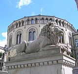 Den ene av de to løvene på Løvebakken utenfor Stortinget i Oslo. Løvene ble utført av straffangen Gulbrand Eriksen Mørstad og Sivert etter tegninger av Christopher Borch. Foto: L. Shyamal