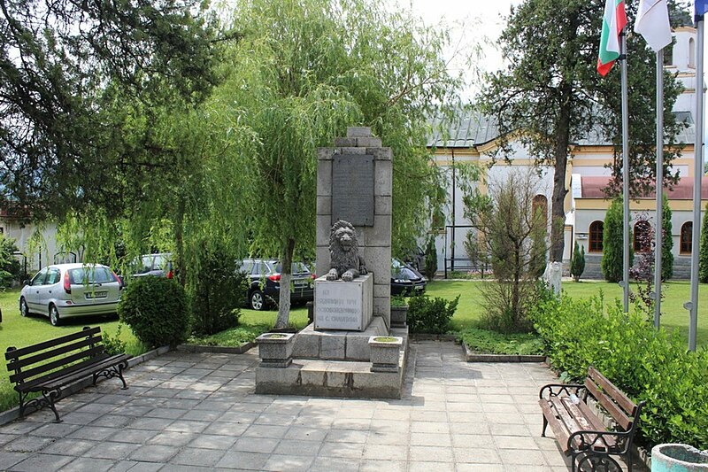 File:Lion Monument in Simitli.jpg