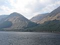 Blick über Loch Lochy zum Cam Bealach, rechts die Südflanke des Sròn a’ Choire Ghairbh