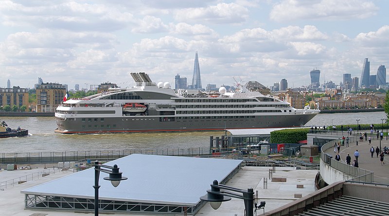 File:London MMB »0R6 Westferry Circus, River Thames and Le Boreal.jpg