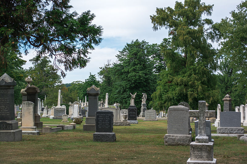 File:Looking NW across section O - Glenwood Cemetery - 2014-09-14.jpg