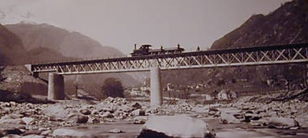 Lower Ticino Bridge during construction phase, with its original single beam truss structure