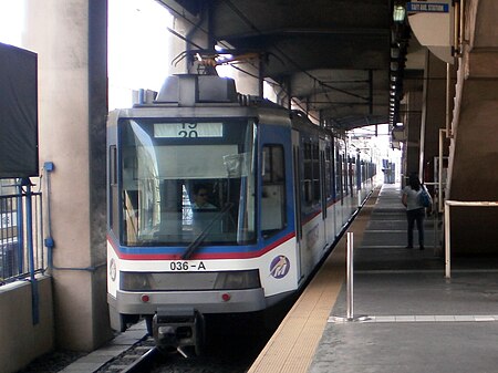 ไฟล์:MRT-3 Train Taft Avenue 2.jpg