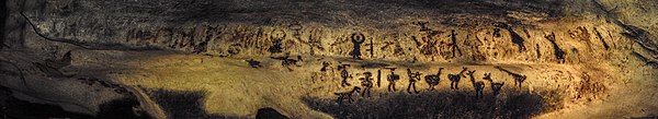 Die erste größere Szene mit himmlischen Gestalten (oben) und irdischen Gestalten (unten) bei der vierten Station der Höhlenmalereien.