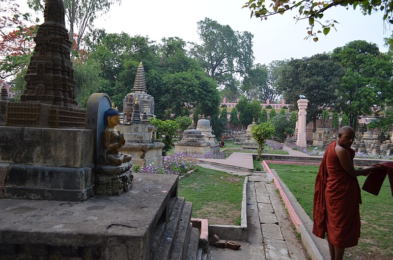 File:Mahabodhi Temple Complex, Bodhgaya (8716403435).jpg