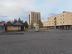 Torget i Malmberget (2020). Höghuset i mitten är Focushuset. Till höger syns Focuslängan och till vänster syns busstationen.