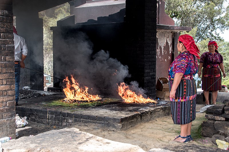 File:Maya sacrifice to the gods in the cemetery of Chichicastenango, Guatemala.jpg