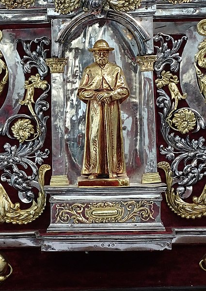 File:Mechelen St-Jan Chapel Crucifix Pedestal.jpg