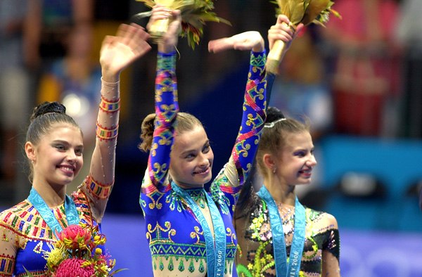 (L–R) Alina Kabaeva (bronze), Yulia Barsukova (gold) and Yulia Raskina (silver) at 2000 Olympic Games podium