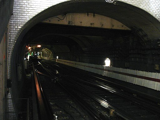 Metro Paris - Ligne 11 - station Chatelet 03