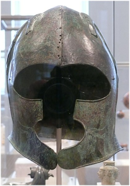 File:Metropolitan cretan bronze helmet 2.jpg