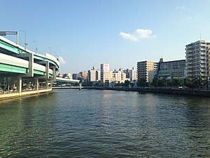 千鳥橋より望む御笠川（上流側）