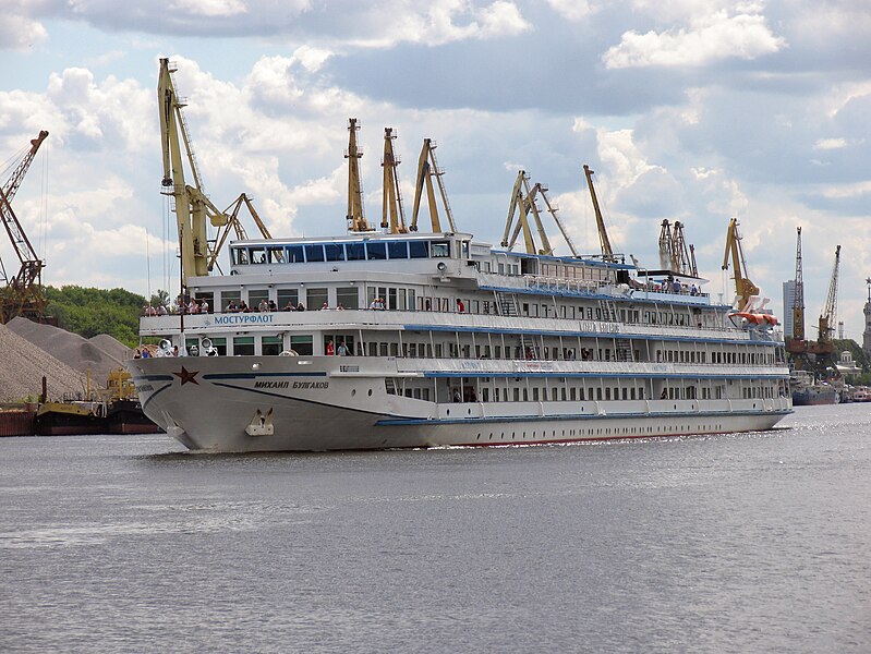 File:Mikhail Bulgakov on Khimki Reservoir 23-jul-2012 02.JPG