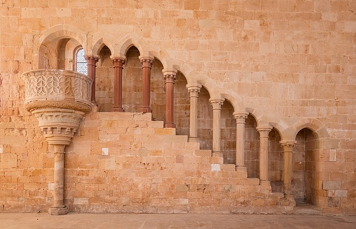 圖為熙篤會聖馬里亞德韋爾塔修道院飯廳內的階梯及講壇，該修道院位於西班牙卡斯蒂利亞-萊昂自治區索里亞省的聖馬里亞德韋爾塔。