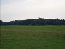 Panorama des westlichen Teils in südlicher Richtung fotografiert. Der Hügel vor dem Waldrand gehört zur ehemaligen IFC der Nike-Abwehrstellung.