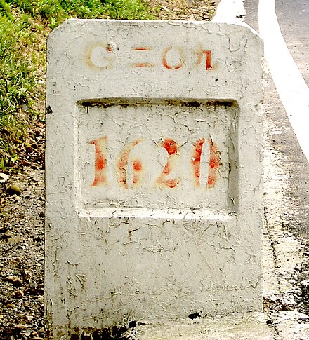 Chinese and Arabic numerals may coexist, as on this kilometer marker: 1,620 km (1,010 mi) on Hwy G209 (G二〇九)