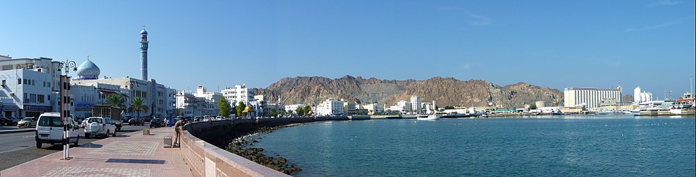 Eit panorama av Muttrah corniche i Muscat i Oman