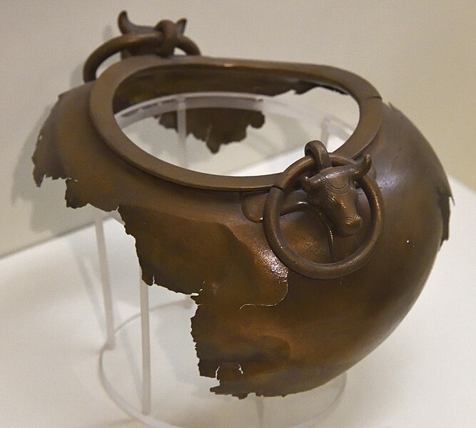 File:Niğde museum Cauldron with handles Phrygian 0939.jpg
