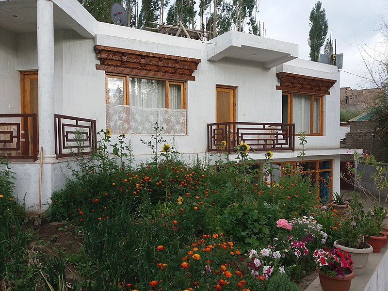 File:Niri-La Ladakh Guest House, Leh.jpg