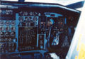 תמונה של לוח המכשירים הימיני של תא הטייס.