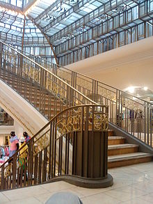 Nouvelles Galeries'in merdivenleri ve büyük Art Deco cam çatısı.