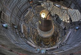 ICBM Titan II trong tổ hợp giếng phóng 571-7.