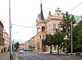 Čeština: Nuselská ulice v Nuslích (Praha 4). Vpravo radnice Prahy 4 English: Nuselská street at Nusle, Prague